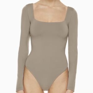 Aritzia Babaton Contour Longsleeve Bodysuit tan beige nude small